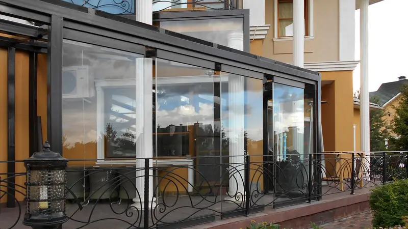 Verglaste Veranda mit Glasdach an einem Wohnhaus