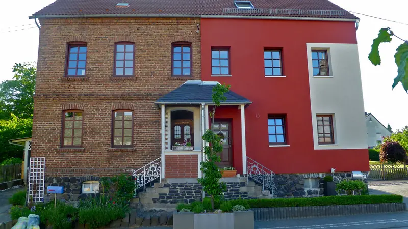 Hausfassade, teilweise mit Wärmedämmverbundsystem gedämmt