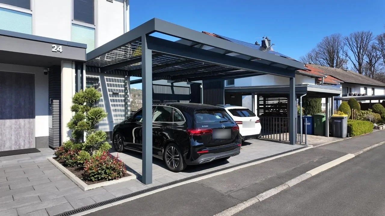 Cantiline 135 mit Solar-Transparent-Eindeckung über der Einfahrt eines Einfamilienhauses in Marburg