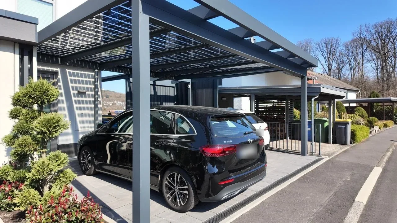 Cantiline 135 in Marburg: Solar-Transparent-Module werfen ein Lichtmuster auf die Fassade